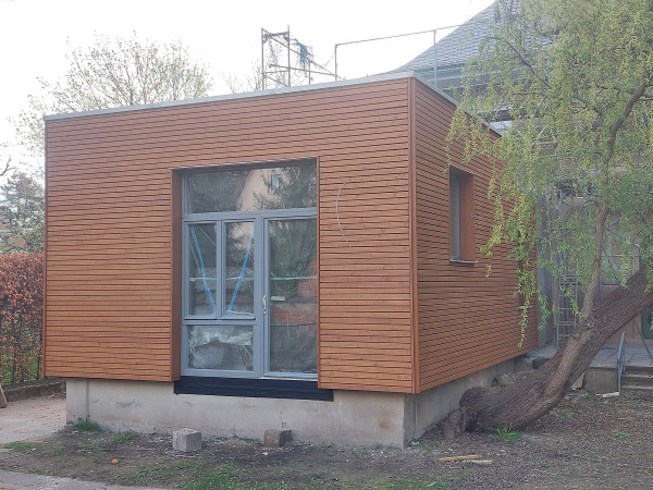 Anbau mit Rhombusfassade in Lärche