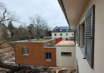 Rhombusfassade und Terrassenbelag in Lärche und Untersicht in Leipzig