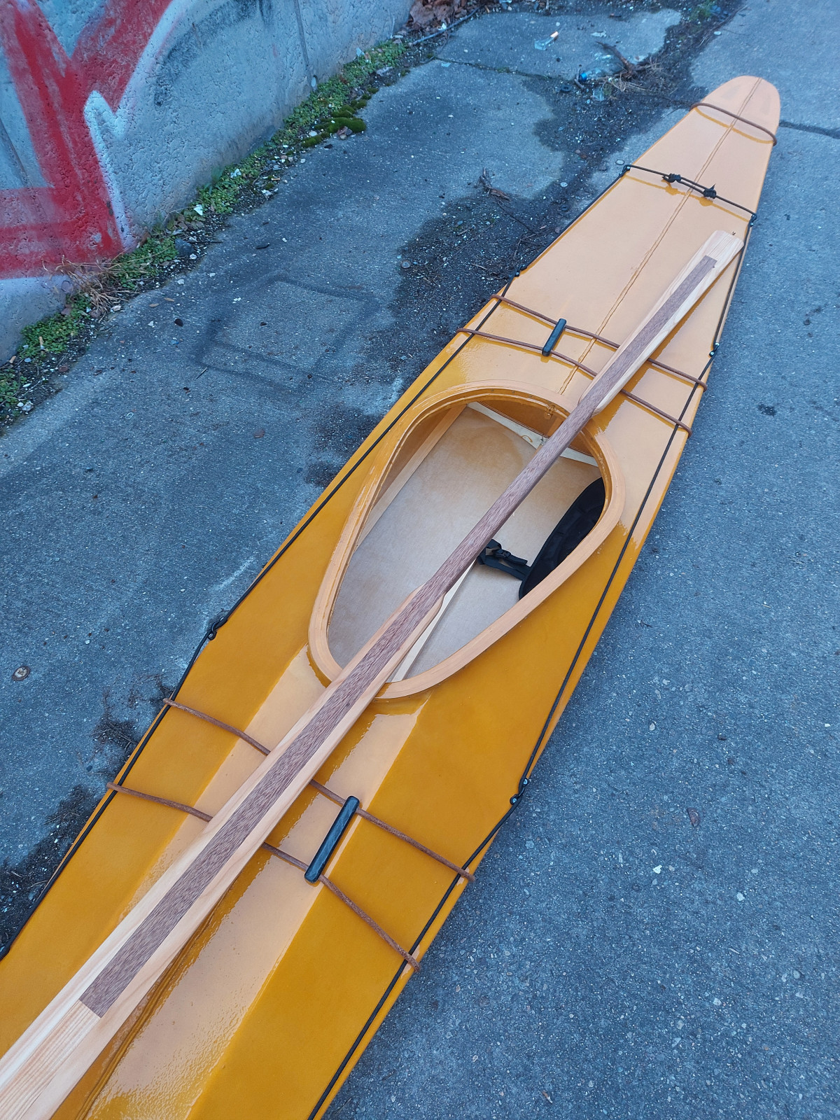 Kajak mit Holzgerüst und  Grönlandpaddel