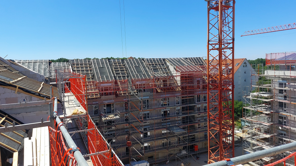 Mehrfamilienhaus, Dachstuhl mit Unterspahnbahn und Konterlattung