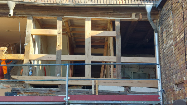 Teilsanierung eines Denkmal geschützten Fachwerkhaus (Mühle) von 1700 durch unsere Zimmerei.